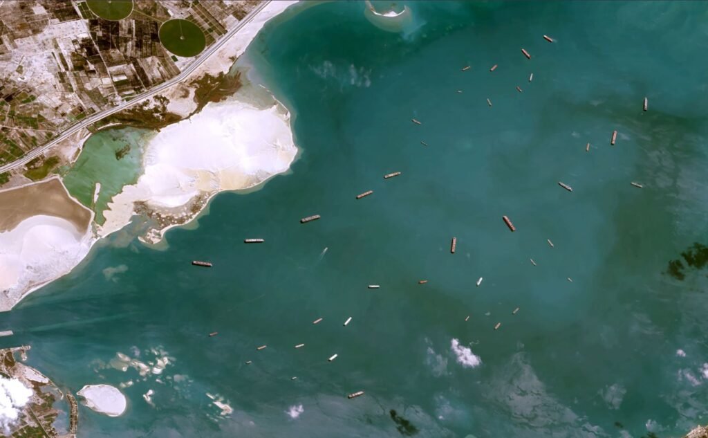 صور سفينة قناة السويس العالقة :  سفن تنتظر في بحيرة مصر الكبرى يوم الخميس.